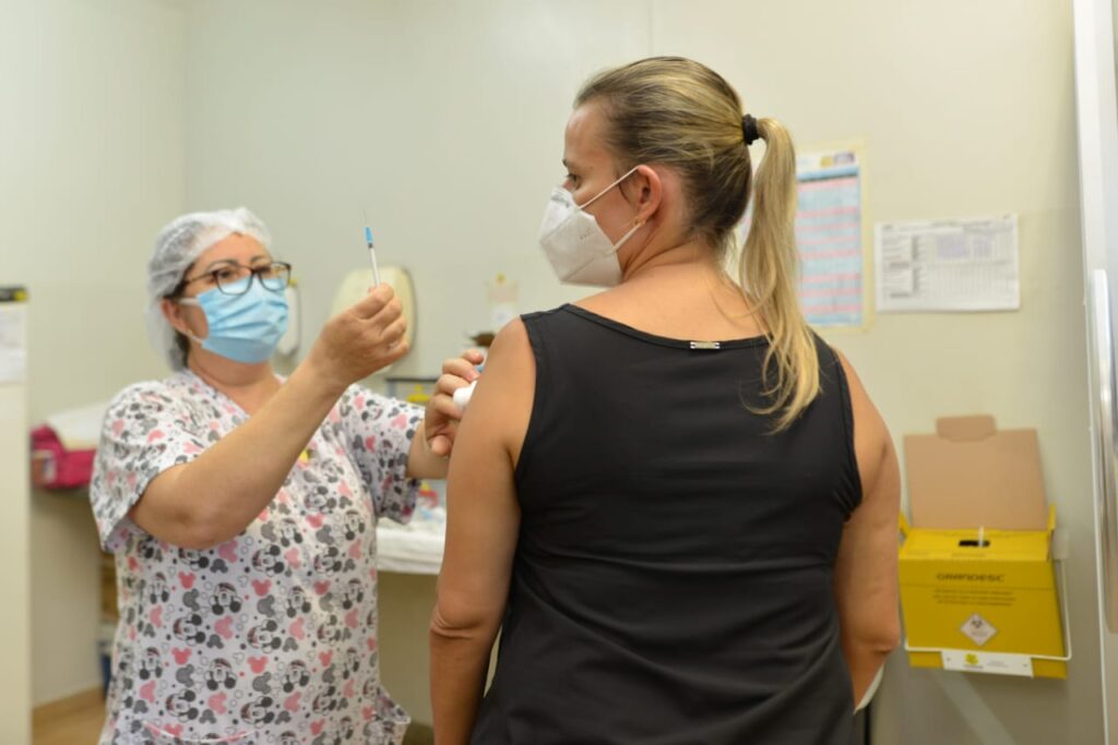 Imagem Ilustrando a Notícia: Veja quem pode se vacinar contra a Covid-19 nesta segunda, (07/06), em Goiânia