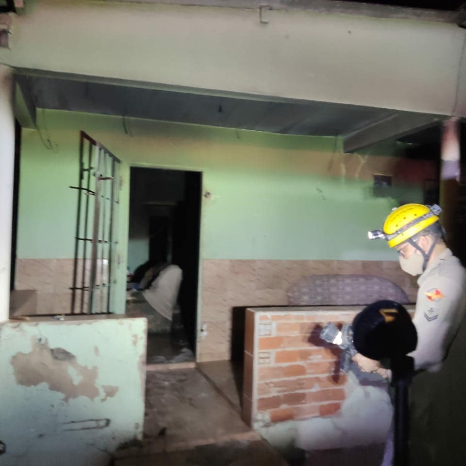 Imagem Ilustrando a Notícia: Casal é resgatado de casa em chamas em Aparecida de Goiânia