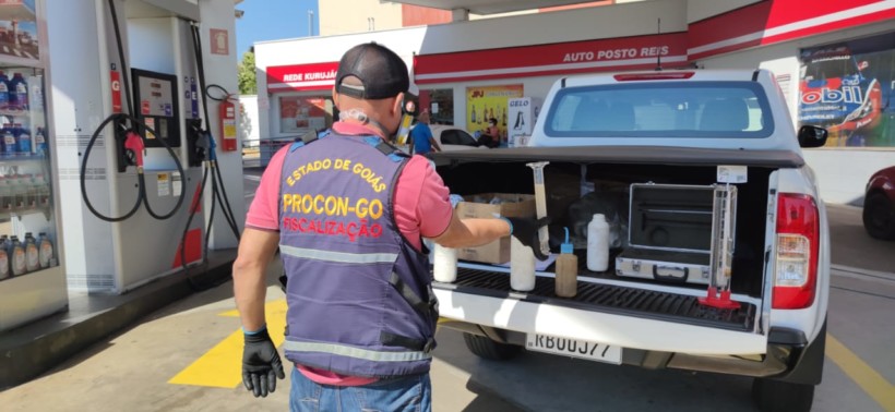 Imagem Ilustrando a Notícia: PCGO e Procon GO fiscalizam postos por nova alta nos combustíveis em Goiás
