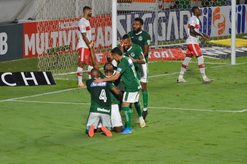Imagem Ilustrando a Notícia: Com gol de Bruno Mezenga, Goiás vence o CRB e se mantém invicto na Série B
