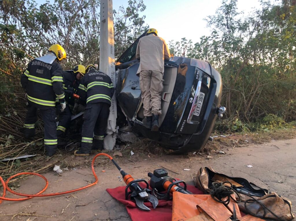 Imagem Ilustrando a Notícia: Motorista bate carro em poste e fica preso nas ferragens, em Goiânia