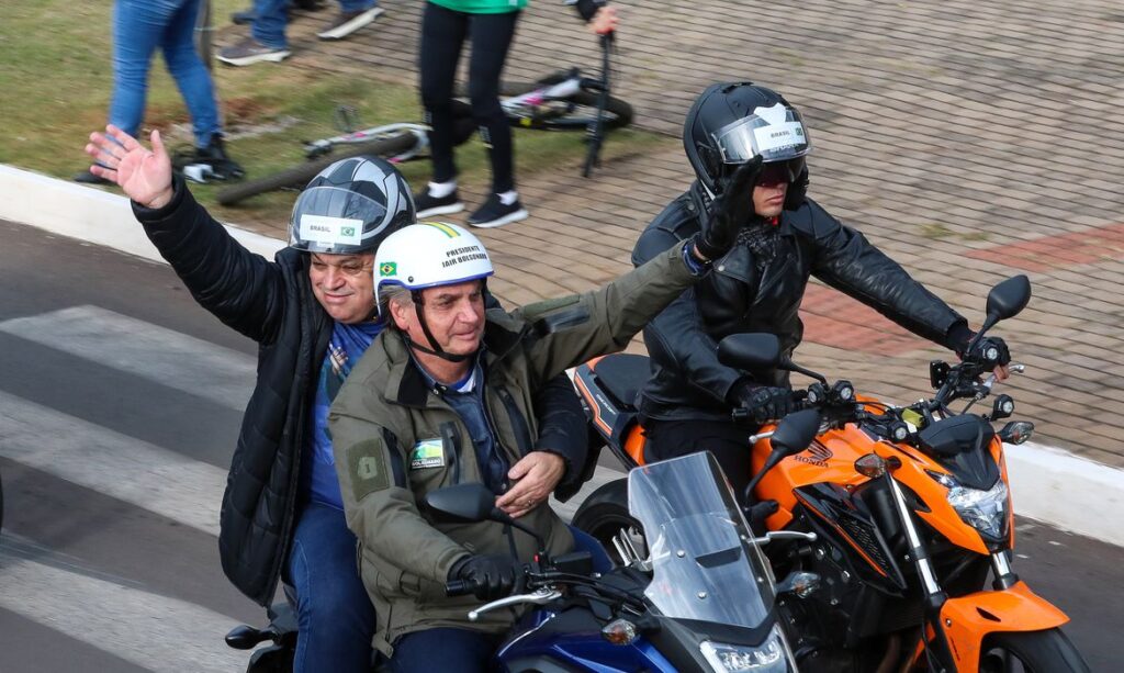 Imagem Ilustrando a Notícia: Bolsonaro participa de mais um ato com motociclistas, desta vez em Chapecó-SC