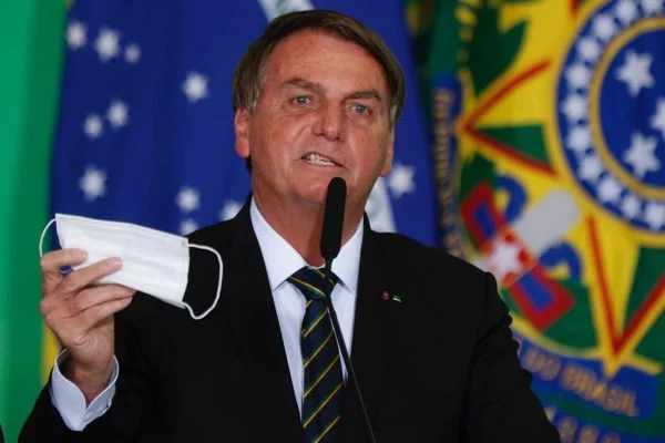 Imagem Ilustrando a Notícia: Questionado por estar sem máscara, Bolsonaro manda repórter ‘calar a boca’