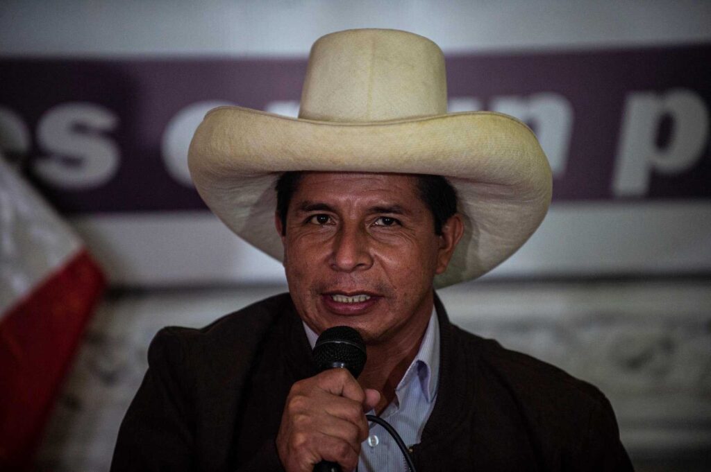 Imagem Ilustrando a Notícia: No Peru, apuração é encerrada e Castillo ganha com 50,125% dos votos