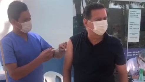 Imagem Ilustrando a Notícia: Com 58 anos, Marconi Perillo vacina contra o vírus da Covid-19 em Pirenópolis