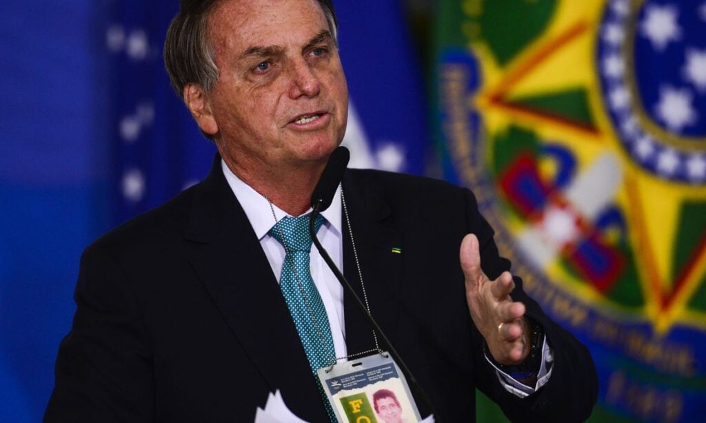 Imagem Ilustrando a Notícia: Bolsonaro diz que governo atuará por Copa América no Brasil
