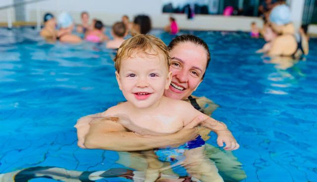 Imagem Ilustrando a Notícia: Especialista aponta benefícios e a importância da natação na infância
