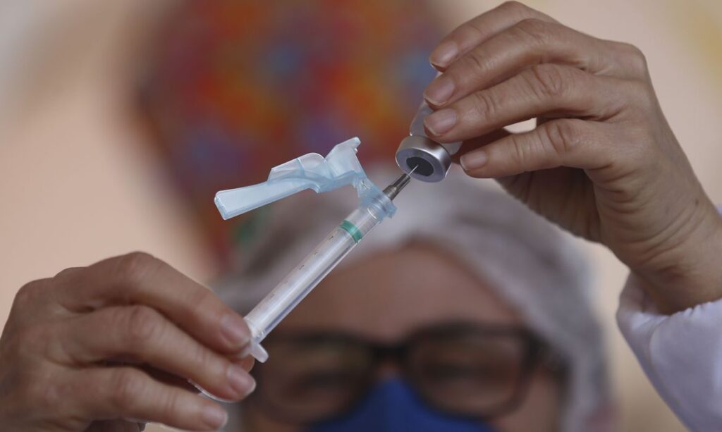 Imagem Ilustrando a Notícia: Com vacinação em massa, cidade do interior de SP reduz casos de covid-19 em 71%