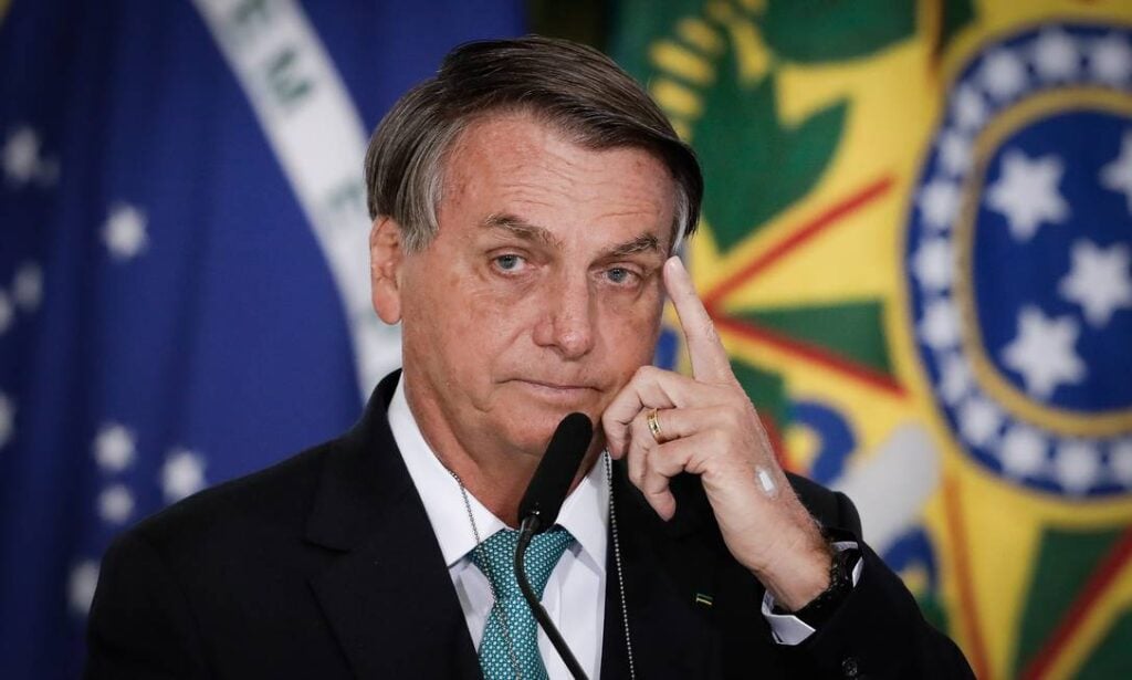 Imagem Ilustrando a Notícia: Bolsonaro diz que desobrigação do uso de máscaras cabe a Queiroga, prefeitos e governadores