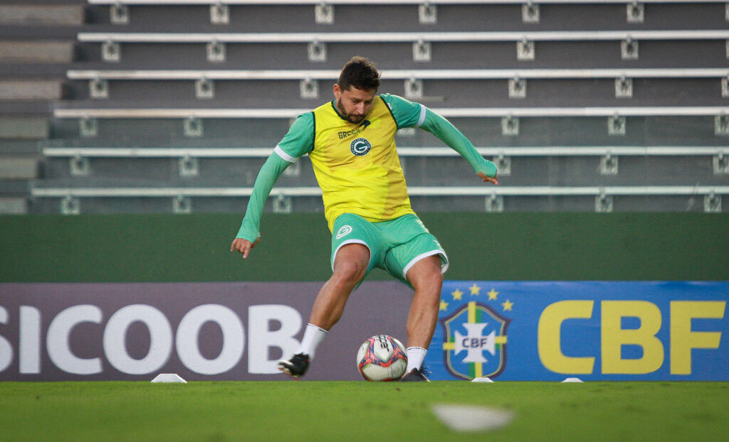 Imagem Ilustrando a Notícia: Élvis deixa claro que não joga sozinho: “É o time do Goiás e isso é o mais importante”