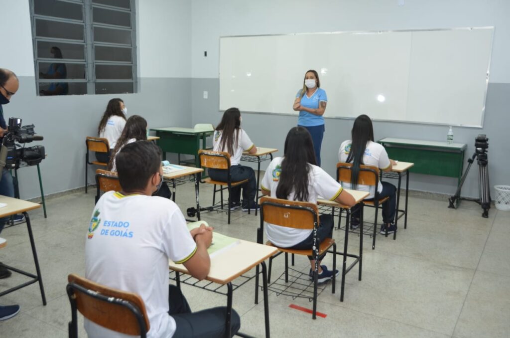 Imagem Ilustrando a Notícia: Professores que recusaram ser vacinados podem voltar ao trabalho em Goiás