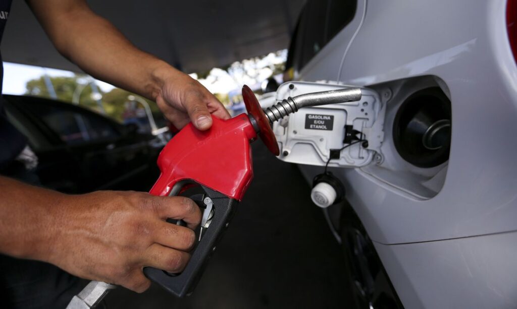 Imagem Ilustrando a Notícia: Preços da gasolina, diesel e gás aumentam hoje nas refinarias