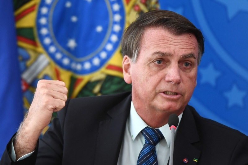 Imagem Ilustrando a Notícia: Em conversa com apoiadores, Bolsonaro acusa STF de cometer crimes