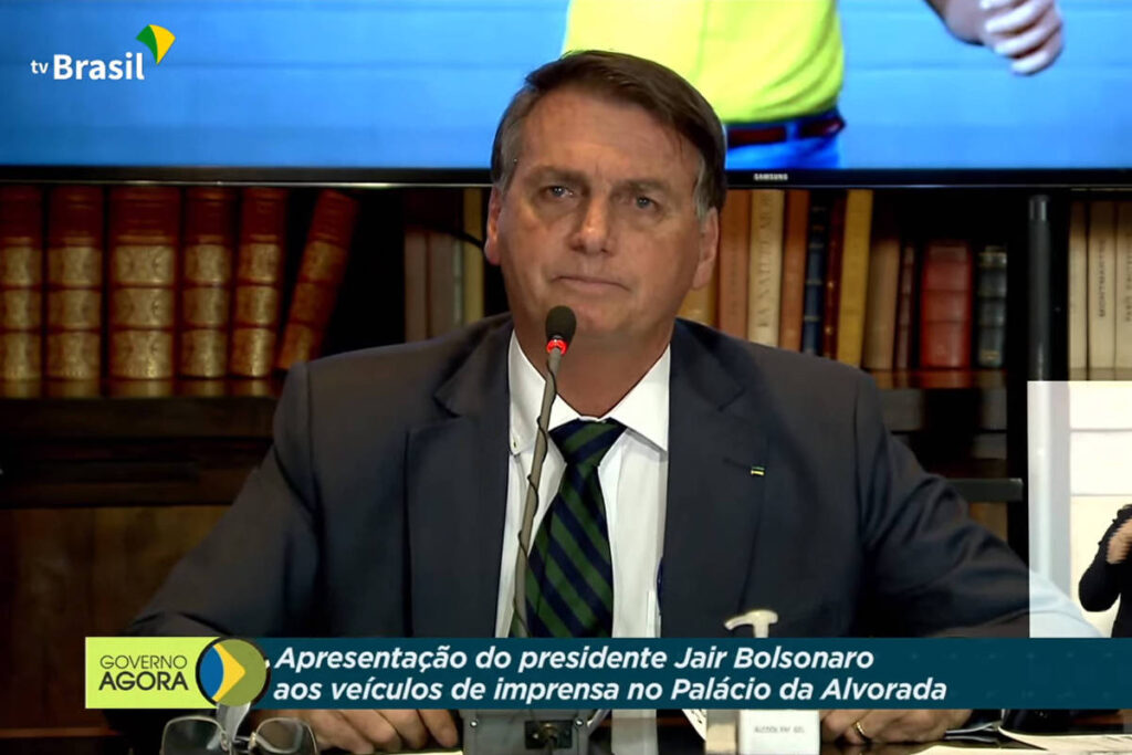 Imagem Ilustrando a Notícia: Em live, Bolsonaro volta a alegar fraude mas diz não ter provas