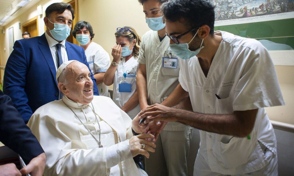 Imagem Ilustrando a Notícia: Papa agradece orações de fiéis por sua saúde