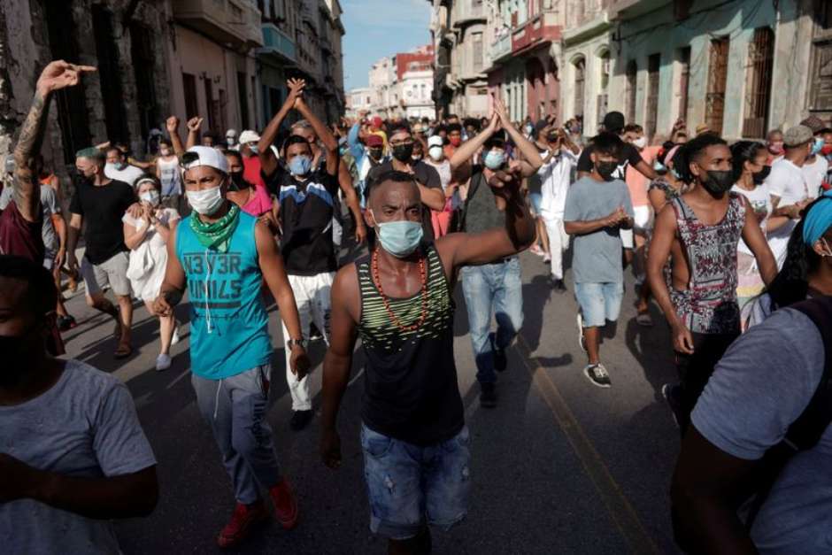 Imagem Ilustrando a Notícia: Cuba autoriza entrada de alimentos e remédios no país após protestos