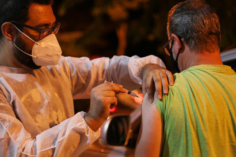Imagem Ilustrando a Notícia: Após maratona de 24 horas, Goiânia continua vacinação de pessoas a partir de 41 anos