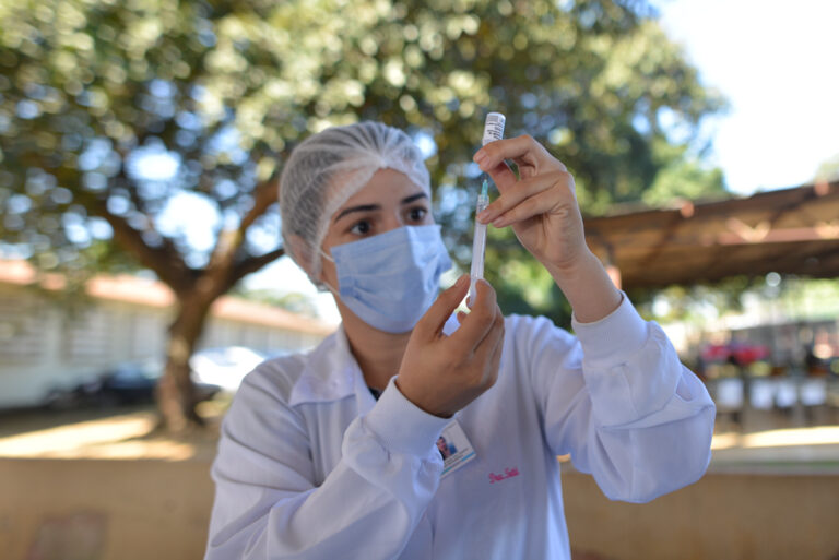 Imagem Ilustrando a Notícia: Sem doses, Goiânia abre apenas quatros postos de vacinação