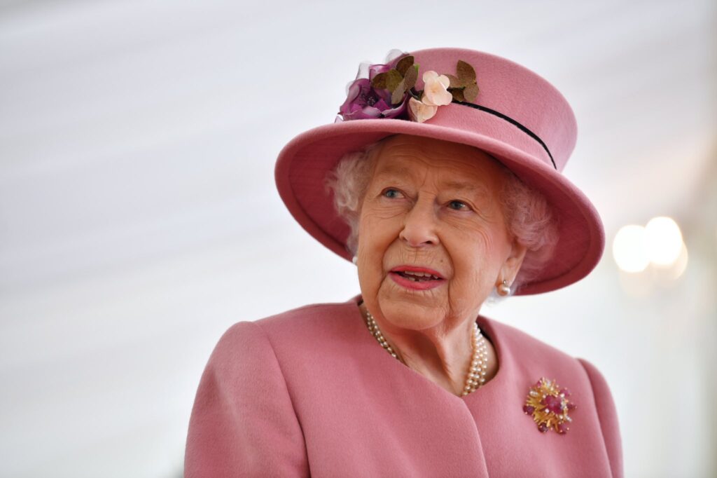 Imagem Ilustrando a Notícia: Serviço de saúde britânico é homenageado pela Rainha Elizabeth por atuação na pandemia
