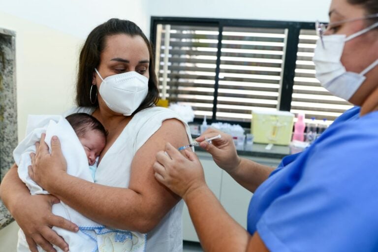Imagem Ilustrando a Notícia: Goiânia vacina pessoas de 44 anos contra a Covid; confira os locais disponíveis