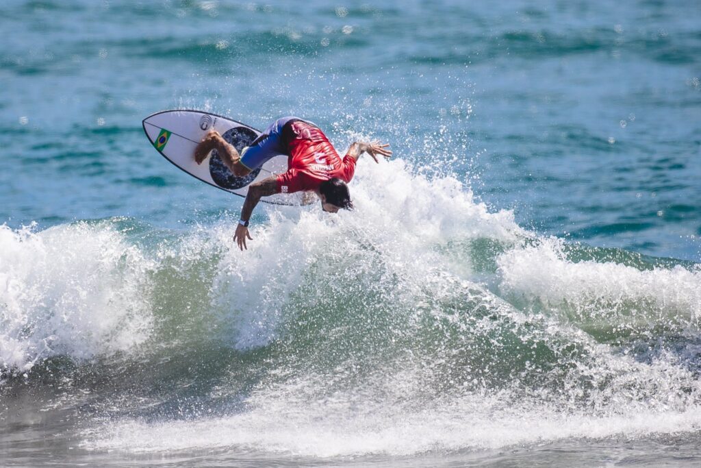 Imagem Ilustrando a Notícia: Gabriel Medina brilha e alcança semifinal do surfe