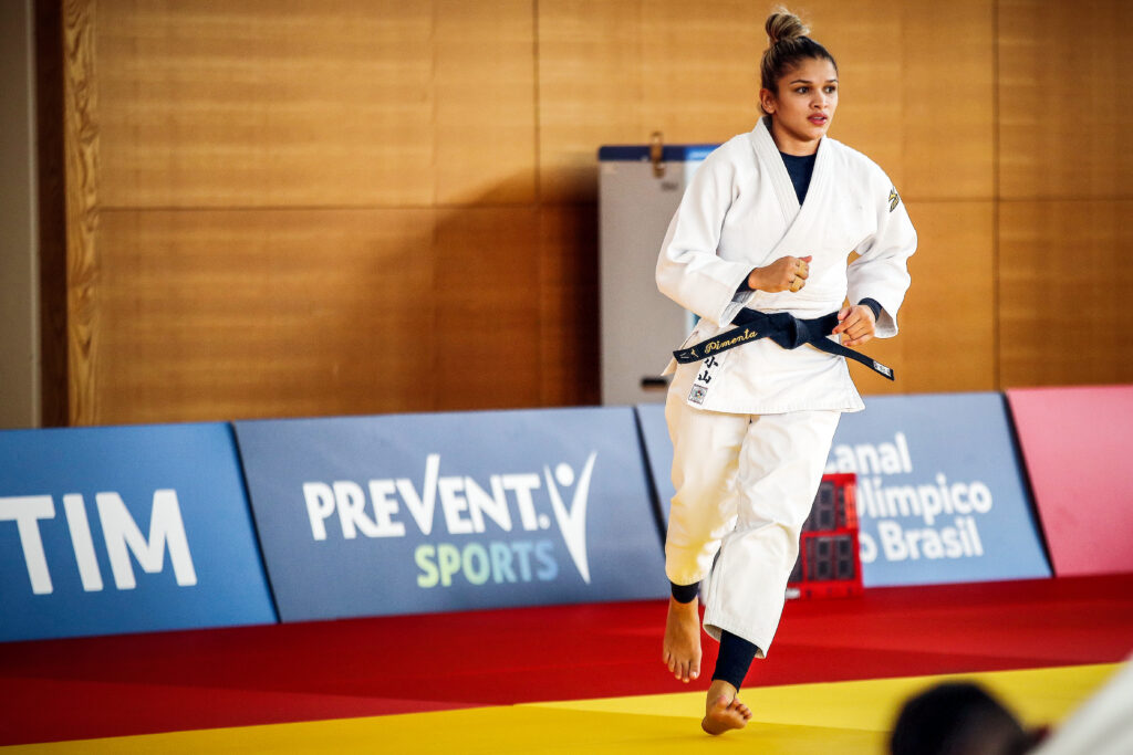 Imagem Ilustrando a Notícia: Larissa Pimenta não supera terceira do mundo e agora pensa na disputa por equipes nos Jogos de Tóquio