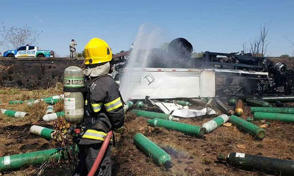 Imagem Ilustrando a Notícia: Caminhão com carregado com cilindros de oxigênio tomba em São Miguel do Araguaia