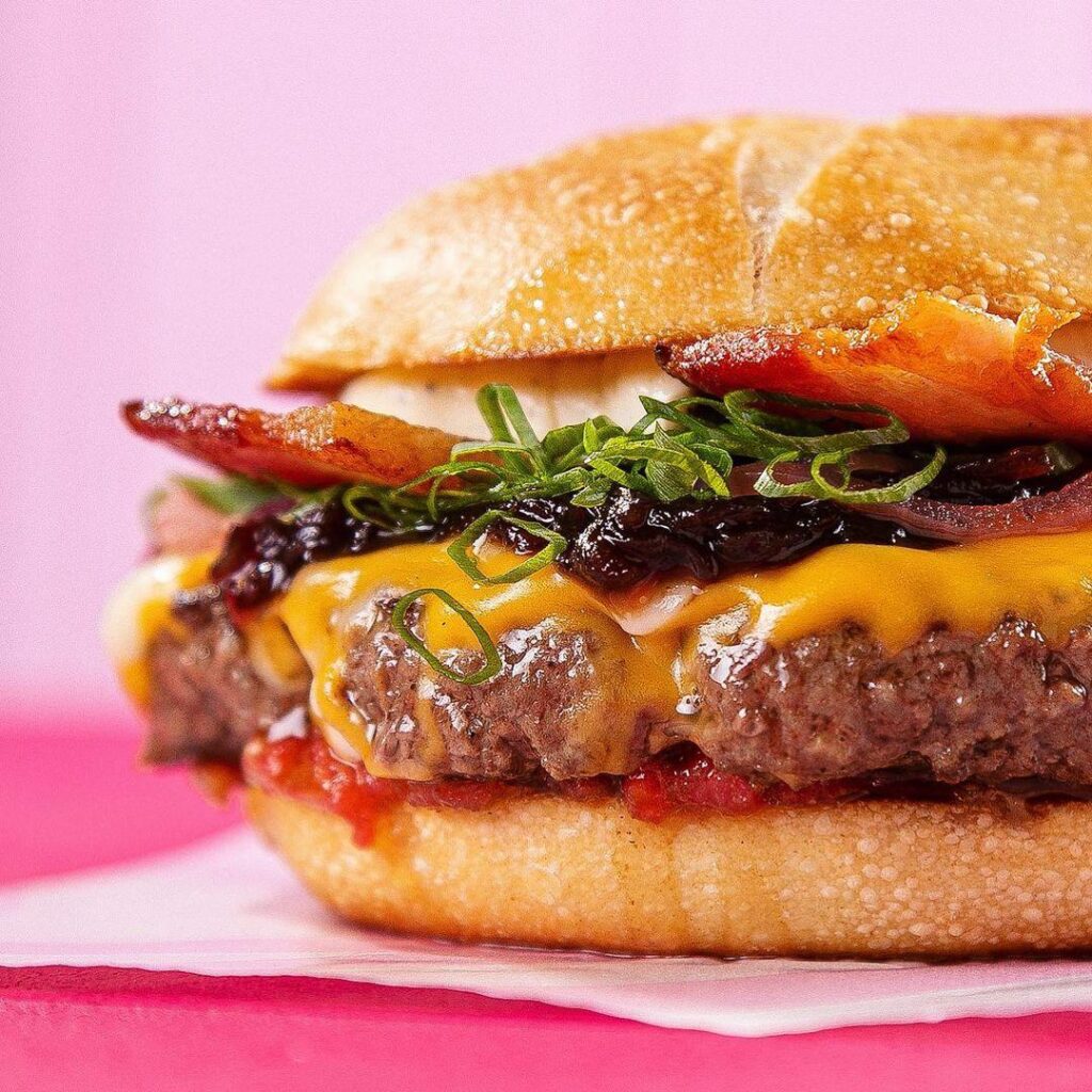 Imagem Ilustrando a Notícia: Novo espaço na cidade: Burger for a Day, do Chef Ian Baiocchi, abre espaço físico em Goiânia