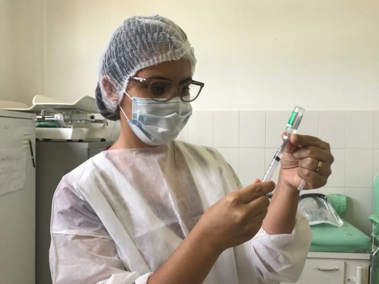 Imagem Ilustrando a Notícia: Com poucas doses recebidas, Goiânia retoma vacinação de pessoas acima de 39 anos