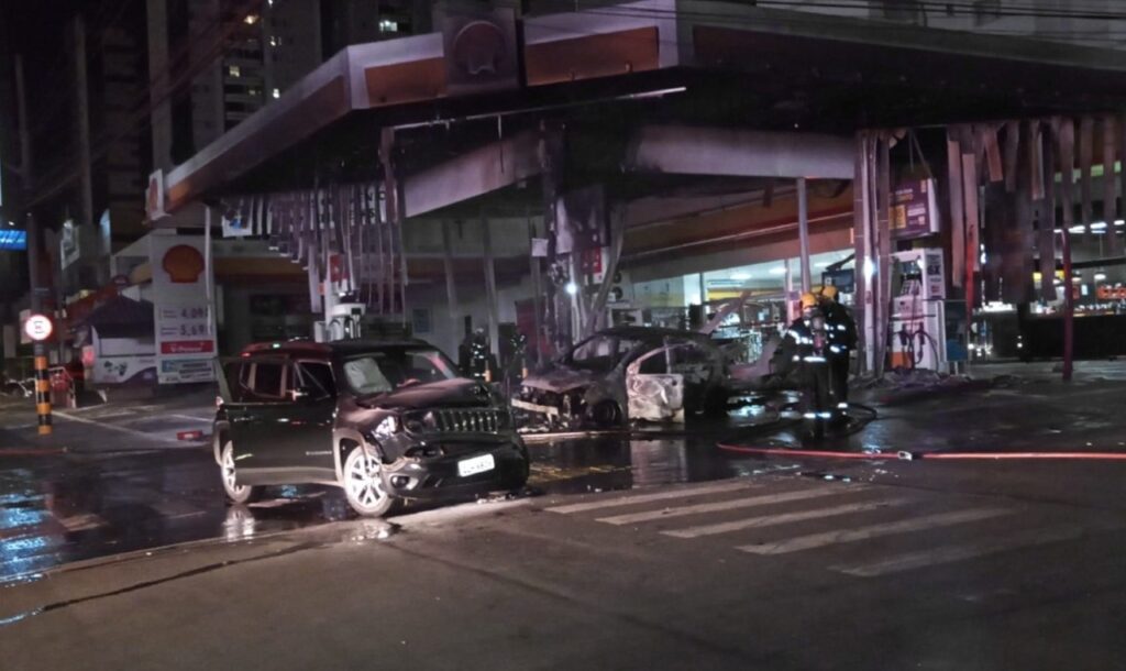 Imagem Ilustrando a Notícia: Carros colidem, pegam fogo e incendeiam posto de combustível em Goiânia