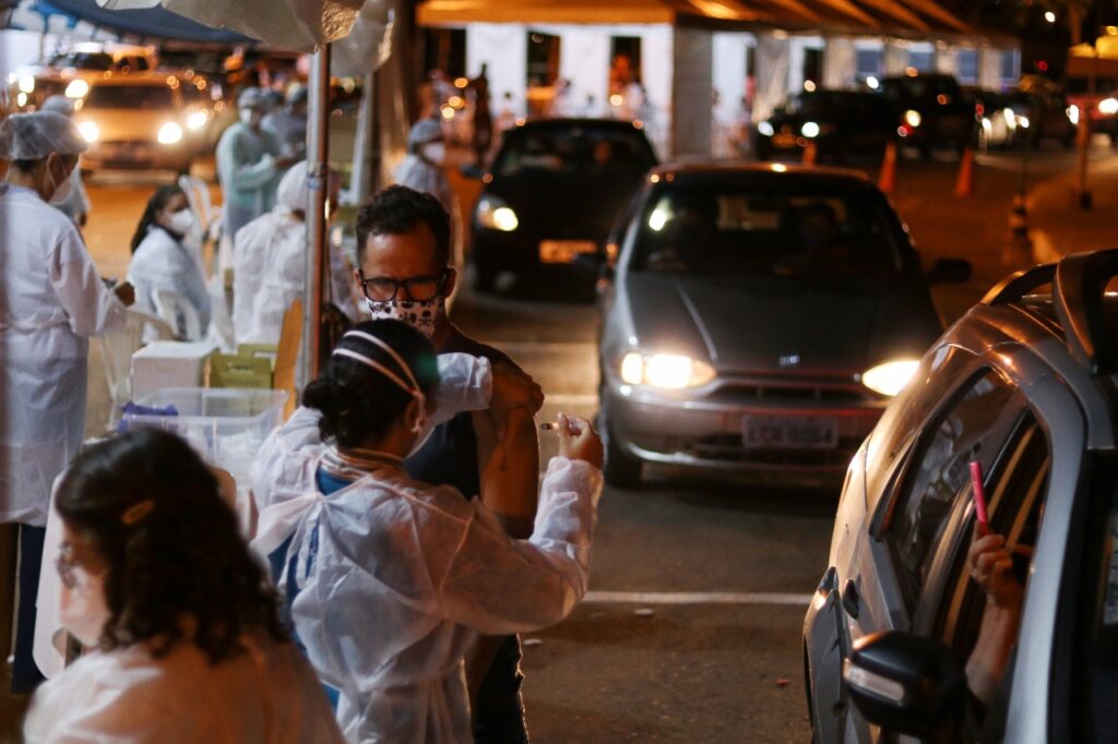 Imagem Ilustrando a Notícia: Goiânia vacina 6,5 mil pessoas em maratona e avança na vacinação por faixa etária