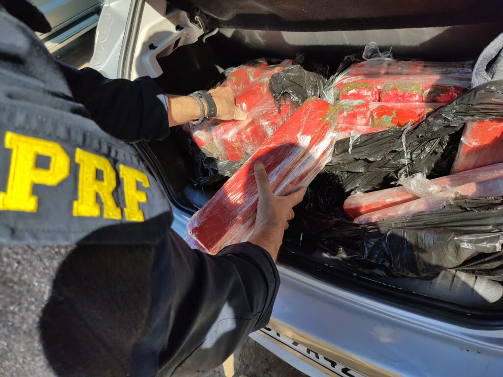 Imagem Ilustrando a Notícia: Decoradora de festas é presa transportando 76 kg de drogas no porta-malas, em Catalão