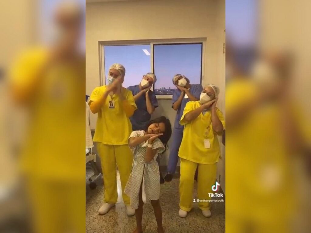 Imagem Ilustrando a Notícia: Equipe do Hospital Municipal de Aparecida faz TikTok com paciente da pediatria