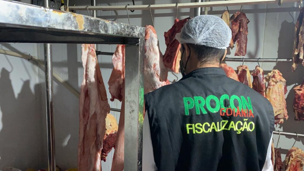 Imagem Ilustrando a Notícia: Procon encontra diversos produtos vencidos em supermercados de Goiânia