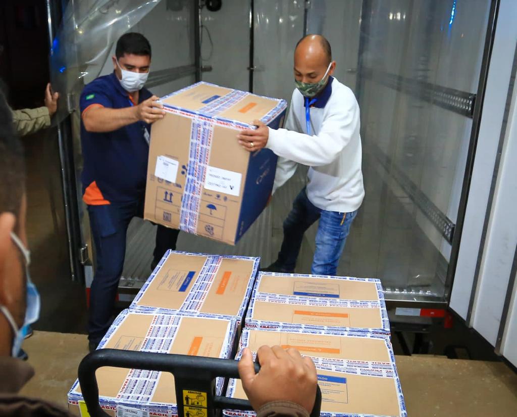 Imagem Ilustrando a Notícia: Após atraso em voo, vacinas chegam de caminhão em Goiás