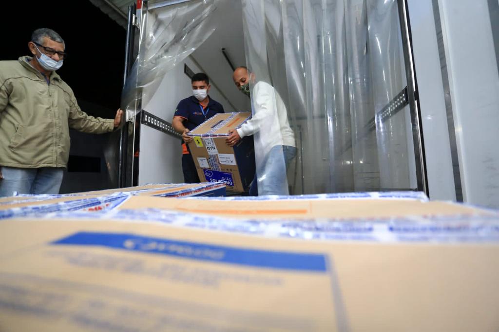 Imagem Ilustrando a Notícia: Entrega de vacinas em Goiás atrasa devido a problemas no voo