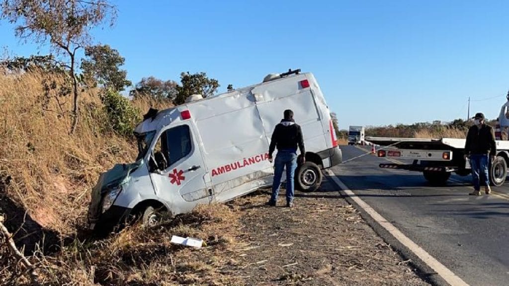 Imagem Ilustrando a Notícia: Capotamento de ambulância deixa quatro pessoas feridas, em Catalão