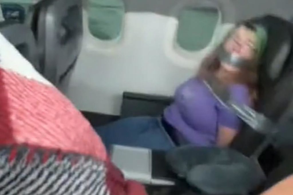 Imagem Ilustrando a Notícia: Passageira é amarrada com fita adesiva ao tentar abrir porta de avião durante voo