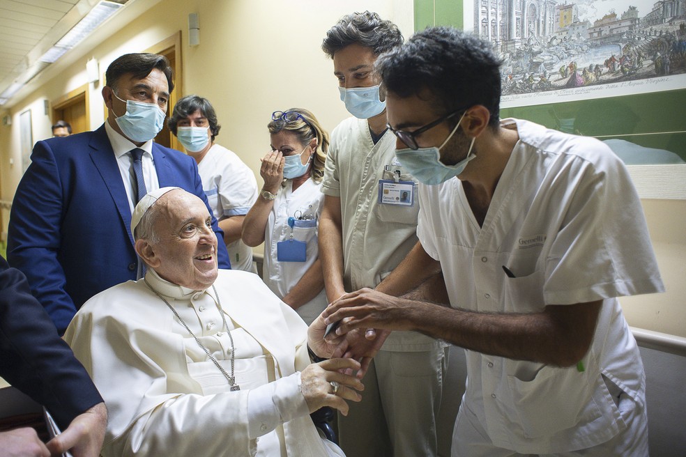 Imagem Ilustrando a Notícia: Papa Francisco recebe alta do hospital dez dias após cirurgia