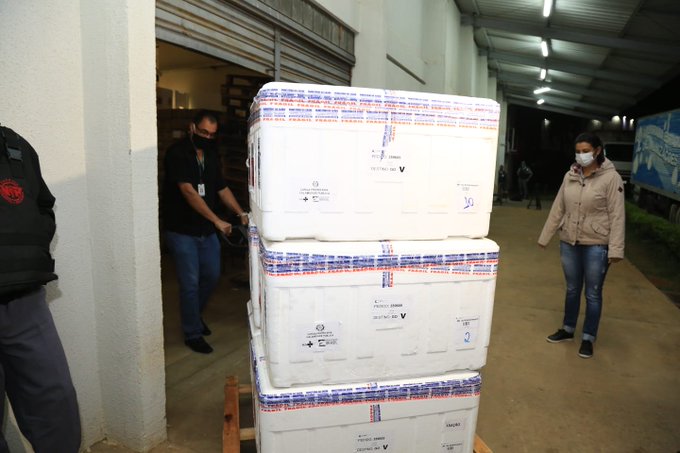 Imagem Ilustrando a Notícia: 133.500 doses da AstraZeneca chegam com atraso em Goiás