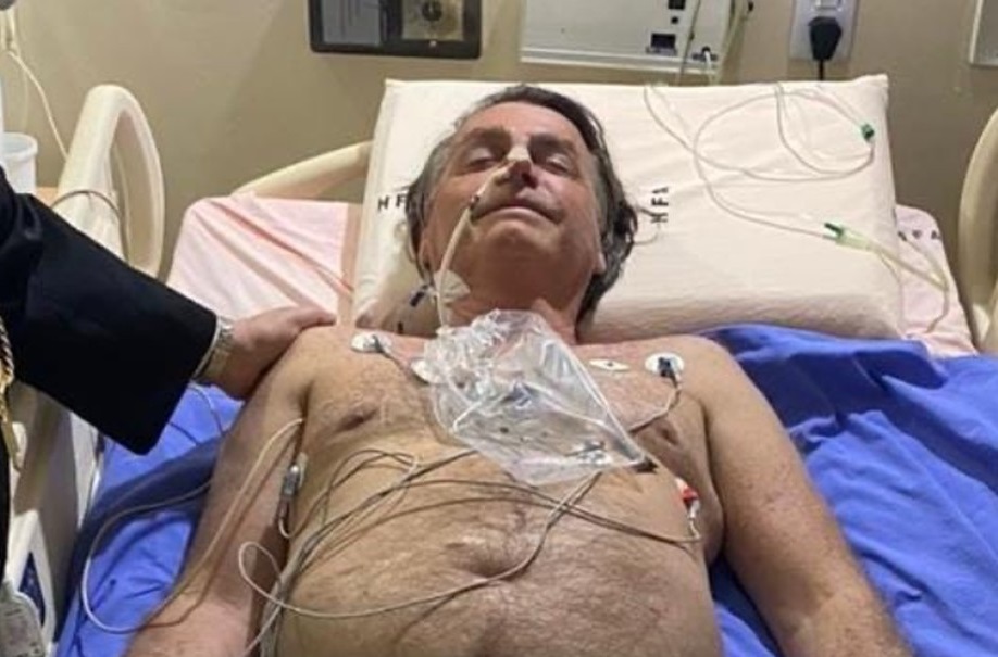 Imagem Ilustrando a Notícia: Bolsonaro tem obstrução intestinal e será transferido para São Paulo para possível cirurgia