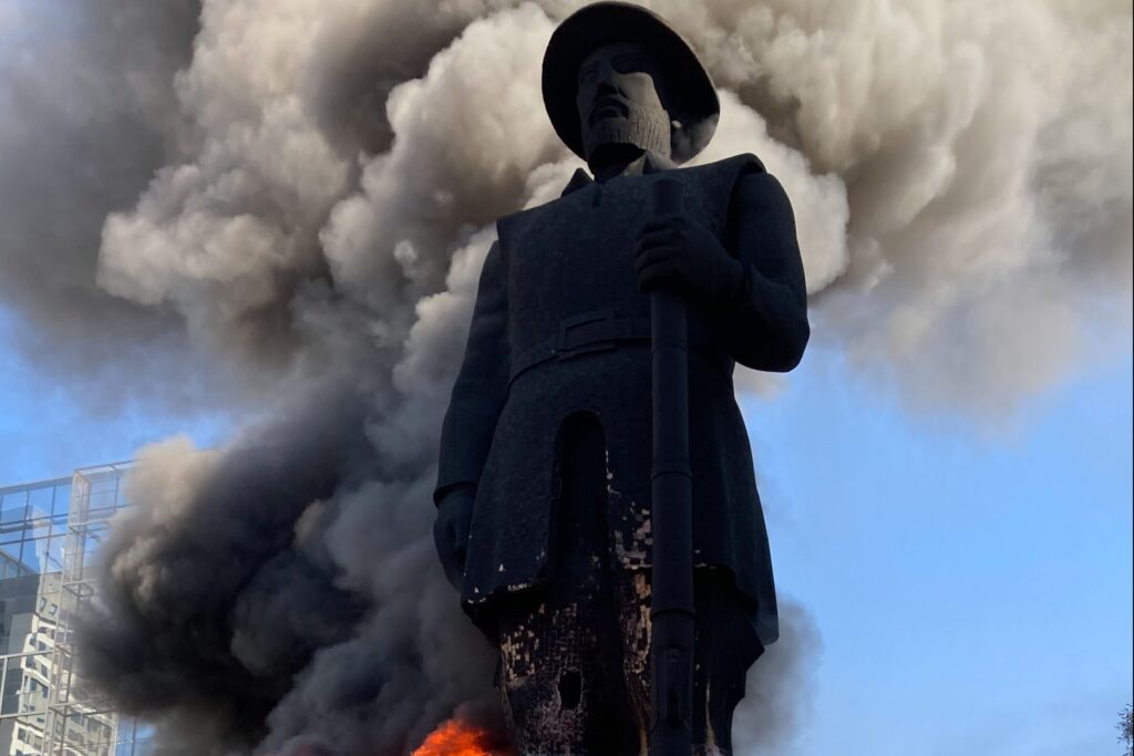 Imagem Ilustrando a Notícia: Estátua de Borba Gato é incendiada por manifestantes em São Paulo