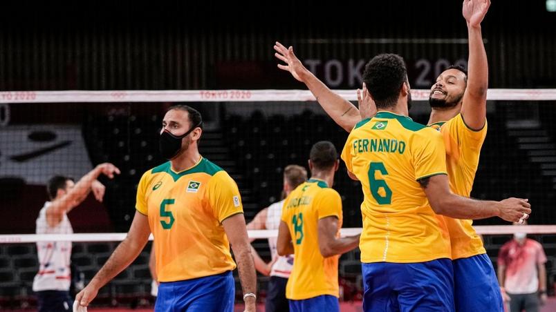 Imagem Ilustrando a Notícia: Vôlei masculino: Brasil vence Estados Unidos e garante classificação às quartas de final