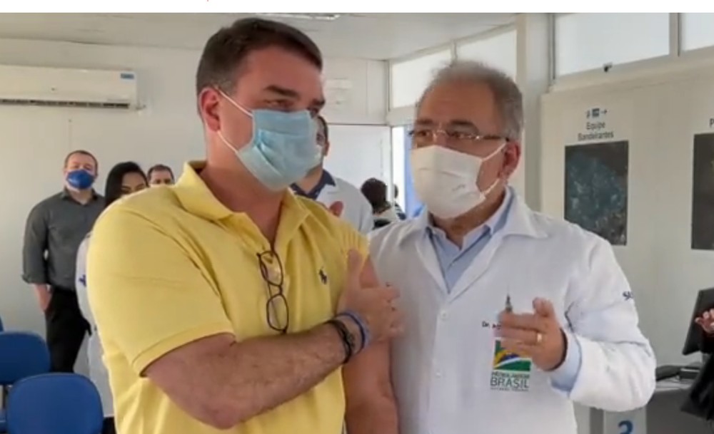 Imagem Ilustrando a Notícia: Flávio é vacinado no Rio e o primeiro dos filhos de Bolsonaro a dizer que foi imunizado