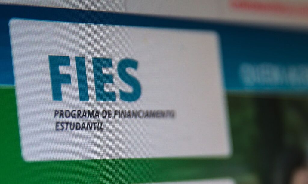 Imagem Ilustrando a Notícia: FNDE prorroga prazo para renovação de contratos do Fies