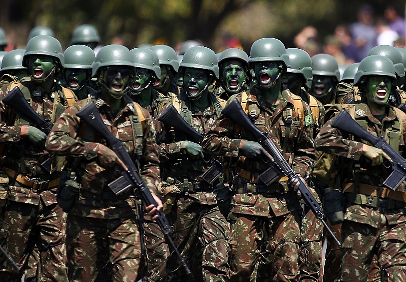 Imagem Ilustrando a Notícia: Deputados denunciam à PGR fraude em licitações das Forças Armadas para beneficiar empresas ligadas a militares