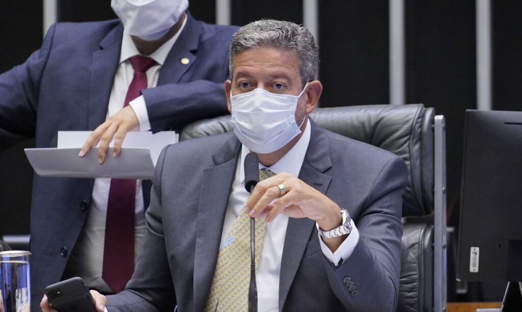 Imagem Ilustrando a Notícia: Após live de Bolsonaro, Lira diz não ver chance de PEC do voto impresso ser aprovada