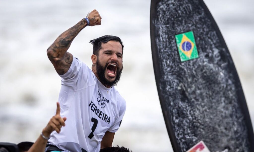Imagem Ilustrando a Notícia: O primeiro ouro do surf na história das Olimpíadas é do brasileiro Ítalo Ferreira