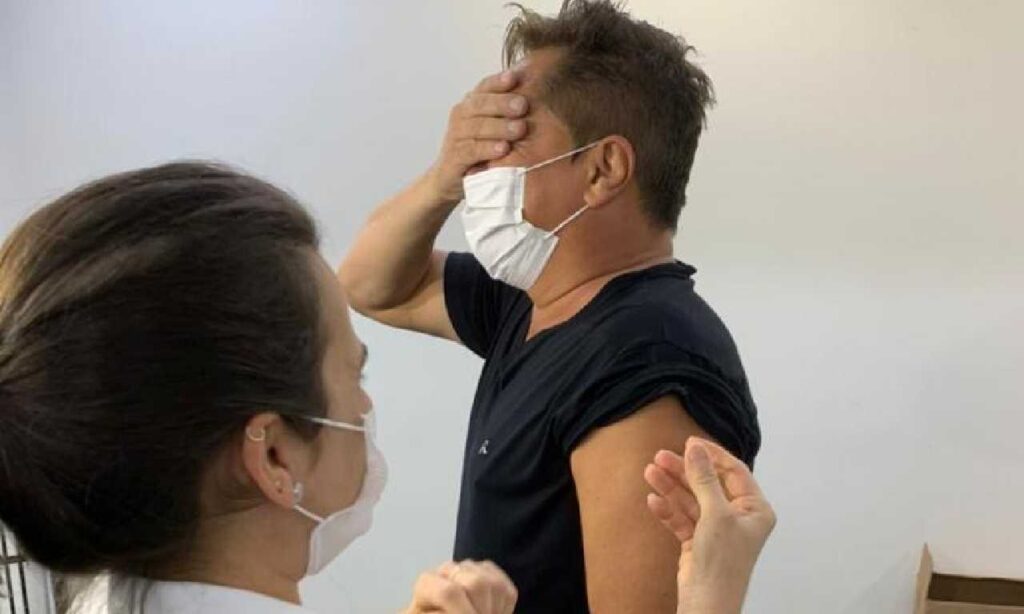 Imagem Ilustrando a Notícia: Cantor Leonardo recebe 2ª dose de vacina em Goiânia