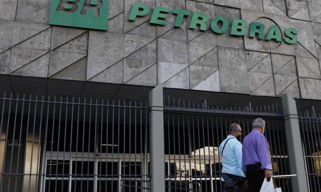 Imagem Ilustrando a Notícia: Petrobras assina contrato de privatização do campo Papa-Terra